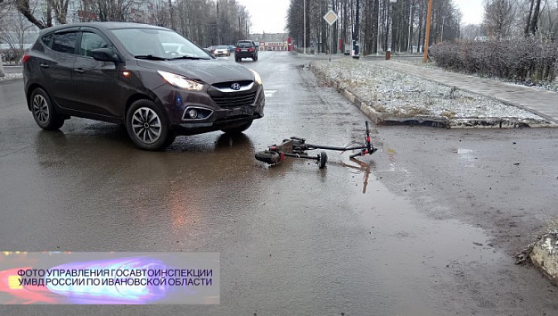 В Вичуге автомобиль на повороте сбил электросамокатчика